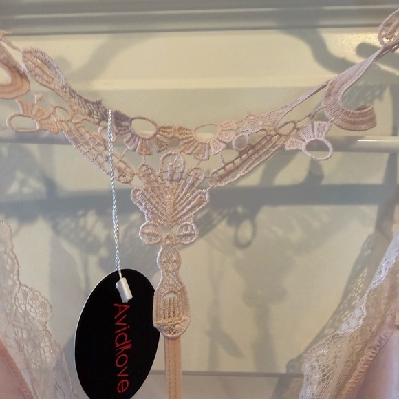 Elegant Lace Trimmed Chemise in Soft Pink - Picture 4 of 5